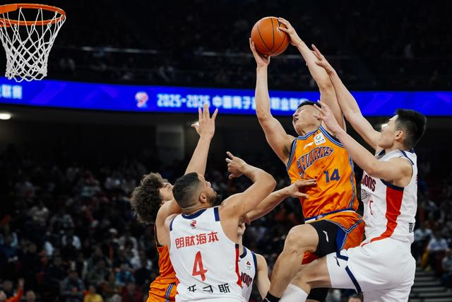 kaiyun_上海久事CBA战胜山东高速，王哲林拿下两双(上海久事男篮比赛视频)