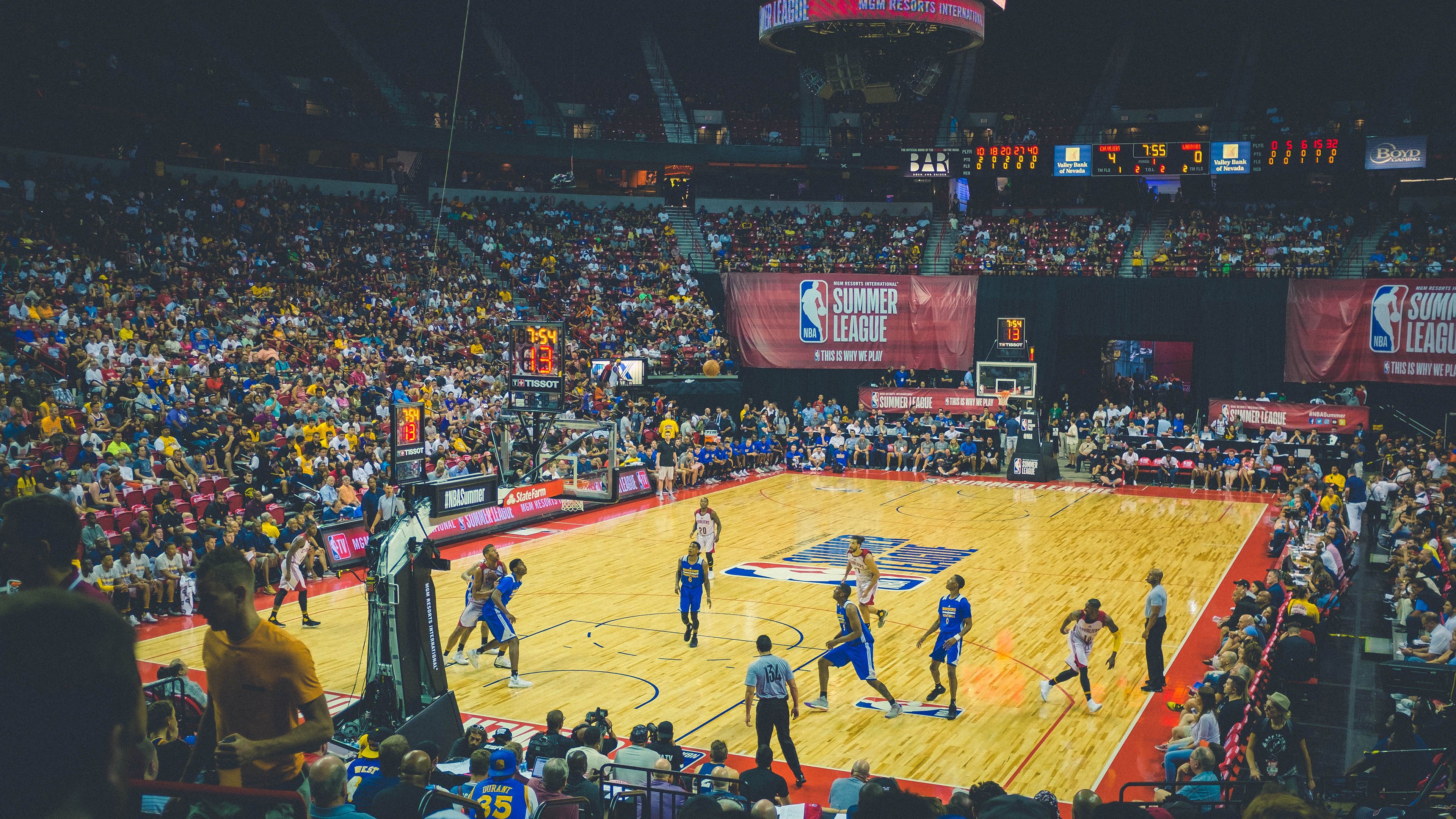 Doinb七场狂砍分难救主，勇士连败中挑战极限——电竞与篮球的极限共鸣